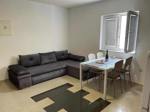 Apartments with hot tub Stanici, Omis - 25362