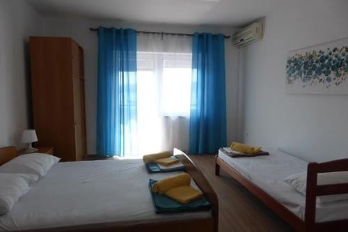 Apartments with parking space Senj - 25395