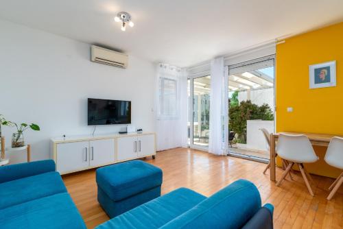 Apartments with parking space Trogir - 25406
