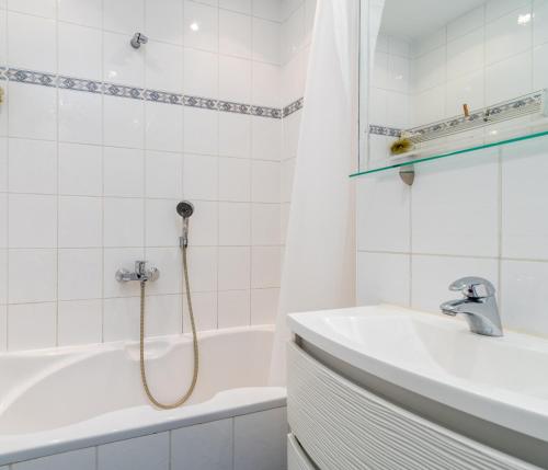 Apartments with parking space Trogir - 25406