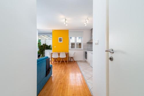 Apartments with parking space Trogir - 25406