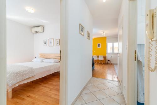 Apartments with parking space Trogir - 25406