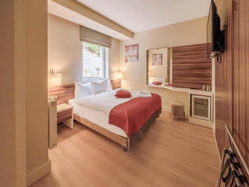 a hotel room with a bed and a window at Sunday Schwarzbachtal Double Room Forest View in Erlbach