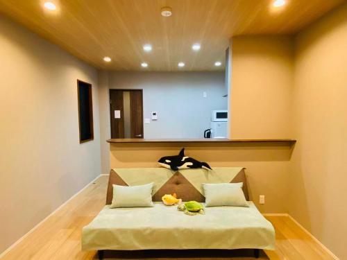 a bedroom with a bed with aanimal head on it at Villa KENZO JR弁天町駅4分地下鉄駅6分 USJ 梅田 大阪城公園直通 駐車場付きモダン一軒家 in Osaka