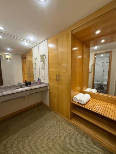 a bathroom with a sink and a mirror at Sol Alphaville Hotel & Residence 1004 in Barueri