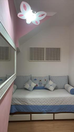 a bedroom with a bed and a ceiling fan at jacuzzi e eventos em são miguel paulista in São Paulo