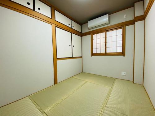 an empty room with a room with a window and a window at Villa KENZO JR弁天町駅4分地下鉄駅6分 USJ 梅田 大阪城公園直通 駐車場付きモダン一軒家 in Osaka