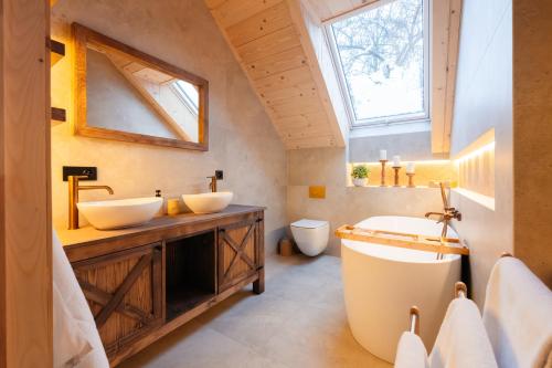 a bathroom with two sinks and a tub and a toilet at Eno Chata 240 m2 na wyłączność dla grup in Chojnik