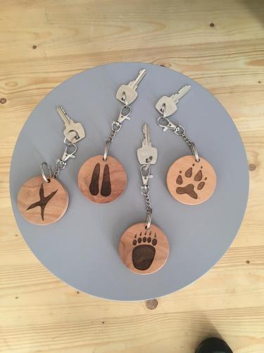 a group of key chains with paws and a footprint at udanypobyt Dom Forest Prestige House in Rzepiska