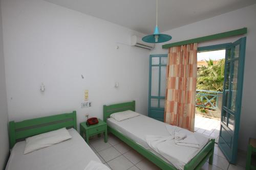 Un pat sau paturi într-o cameră la Anatoli Apartments