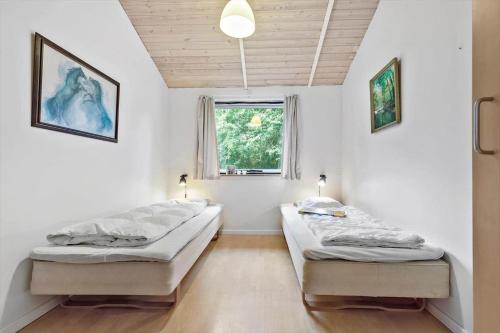 two beds in a room with a window at 84218-Ebeltoft-Koravej-21 in Ebeltoft