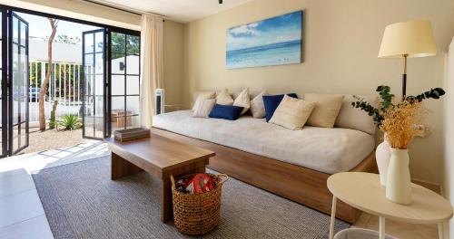 a living room with a couch and a table at Casa Venado in Caucel