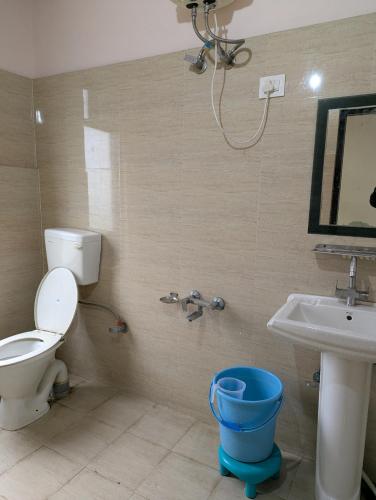 a bathroom with a toilet and a sink at Silver oak Hotel and Restaurant in Pāndoh