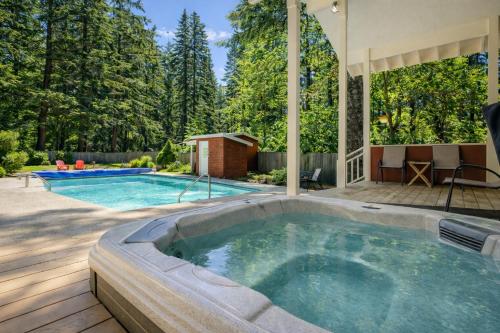 an outdoor pool with a hot tub in a yard at Maple Leaf Lodge by NW Comfy Cabins in Leavenworth