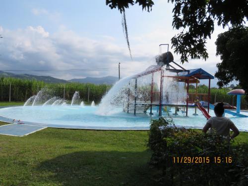 a water fountain in a pool with a slide at Centro Recreacional IASCEBOY in Barbosa