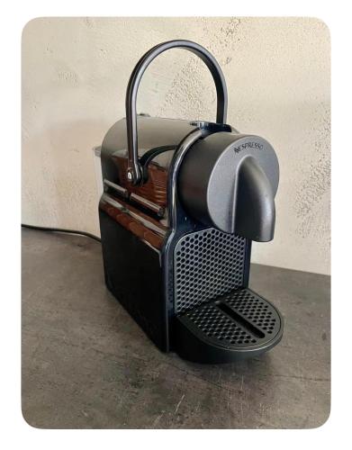 a black toaster sitting on the floor next to a wall at Chaloupka Rozárka in Česká Lípa