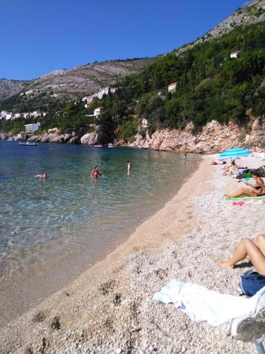 een groep mensen die in het water zwemmen op een strand bij Apartment Perica in Dubrovnik