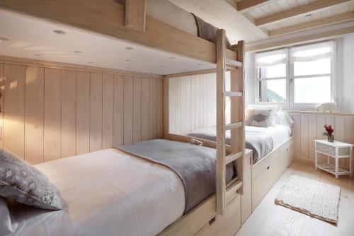 מיטה או מיטות קומותיים בחדר ב-Val de Ruda Luxe 40 by FeelFree Rentals