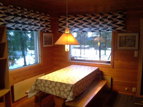 een slaapkamer met een bed en een lamp in een kamer bij Vipati Cottage in Ylitornio