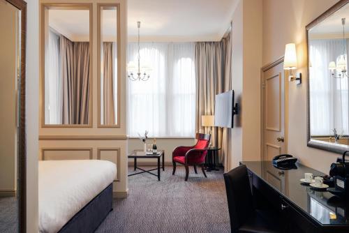 Un pat sau paturi într-o cameră la Mercure Exeter Rougemont Hotel