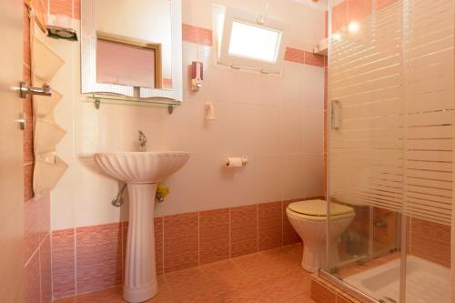 Ett badrum på Villa Minoas Apartments