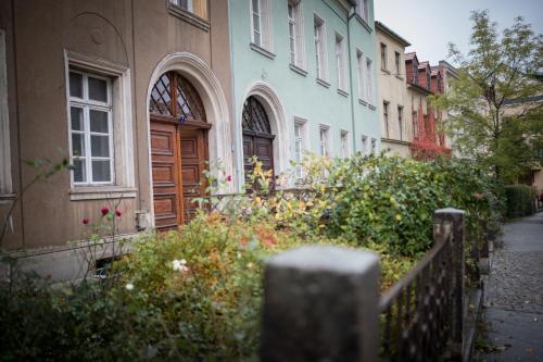 a row of houses on a street with a fence at Ferienwohnung "Beim Nachtwächter" in Görlitz