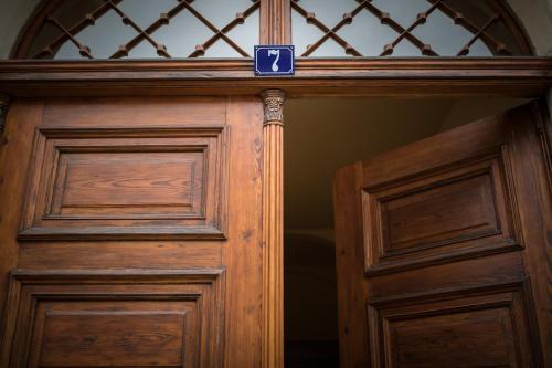 a wooden door with a blue sign on it at Ferienwohnung "Beim Nachtwächter" in Görlitz