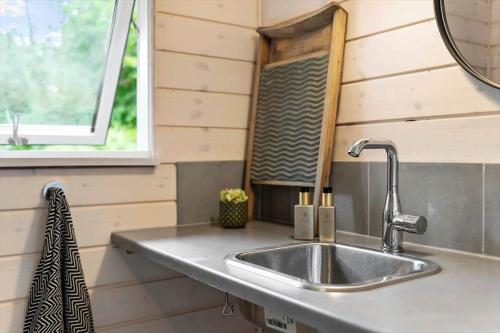 a kitchen sink in a tiny house at 1608-Melby-Elna-Lassensvej-10 in Melby
