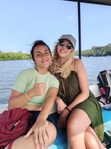 due donne sedute su una barca sull'acqua di Ceylon Sungarden a Habaraduwa Central