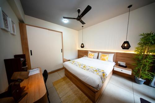 a bedroom with a bed and a ceiling fan at Casa Luma 1BHK Furnished Siolim Swimming Pool Jacuzzi Sauna in Cunchelim