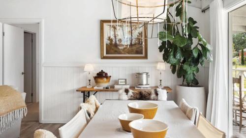 a dining room with a table and chairs at Malmsbury Cottage in Malmsbury