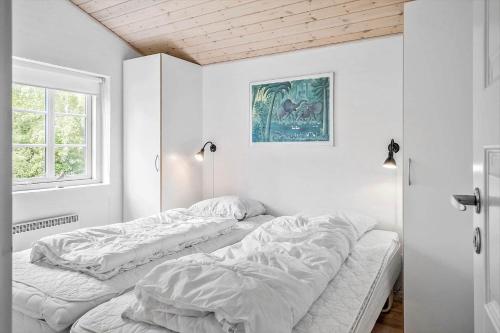 two beds in a white room with a window at 10706-Ulfborg-Graevlingevej-3 in Ulfborg