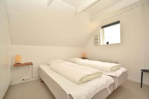 two beds in a white room with a window at 20135-Ulfborg-Fyrrebakken-7 in Ulfborg