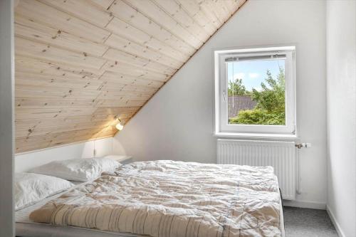 a bedroom with a bed and a window at 80057-Ulfborg-Rolighedsvej-3 in Ulfborg