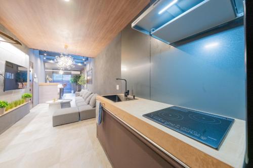 OSAKA USJ 10 mins, Free Netflix, Free carpark, 3 rooms ,8 beds,3 toilet ,2 bathroom