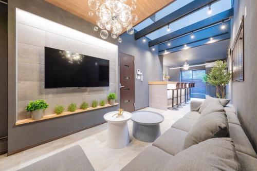 OSAKA USJ 10 mins, Free Netflix, Free carpark, 3 rooms ,8 beds,3 toilet ,2 bathroom