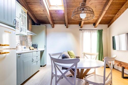 a kitchen and dining room with a table and chairs at Refugi dels Somnis - Turismo con encanto en Onda in Onda