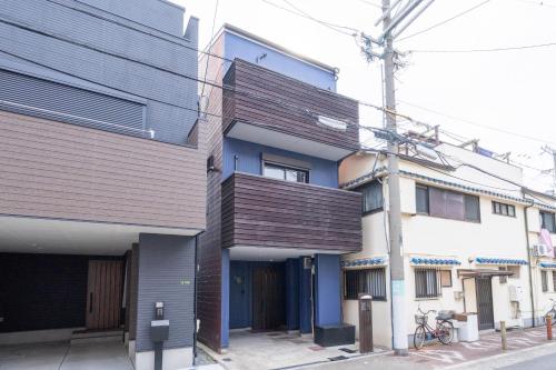 OSAKA USJ 10 mins, Free Netflix, Free carpark, 3 rooms ,8 beds,3 toilet ,2 bathroom