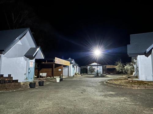 a street light over a parking lot at night at グランコテージベンガルの森 in Nasu