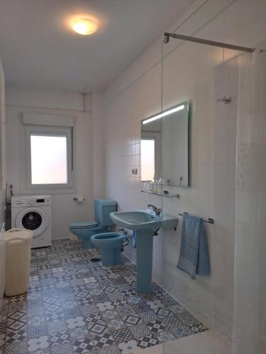 a bathroom with two toilets and a sink and a shower at Torre Plaza 5 in Boiro