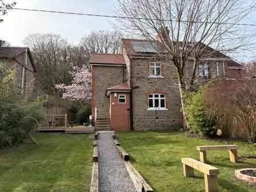 a brick house with a yard with a yard sidx sidx at Willow Cottage in Longney