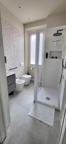 a bathroom with a shower and a toilet and a sink at Casa Ilenia Clusane d'Iseo in Clusane sul Lago