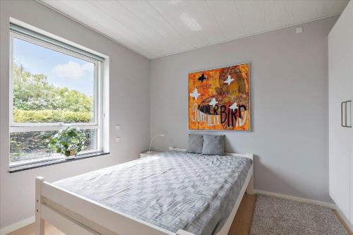a bedroom with a bed with a painting on the wall at K20039-Kalundborg-Engholmen-1 in Kalundborg