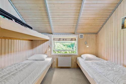 two beds in a room with a window at K20031-Kalundborg-Kystagervej-29 in Kalundborg