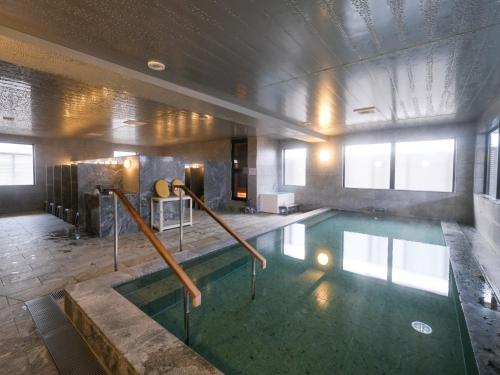 a large indoor pool with at ALA HOTEL KYOTO in Kyoto