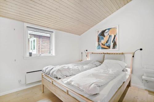a bed in a white room with a window at K19045-Kalundborg-Lobelievej-3 in Kalundborg