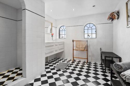 a bathroom with a black and white checkered floor at SL341-Skaelskor-Glaenovej-140 in Skælskør