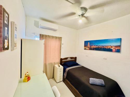 a small bedroom with a bed and a desk at Departamento 2 Habitaciones Cas Consulado Centenario in Hermosillo