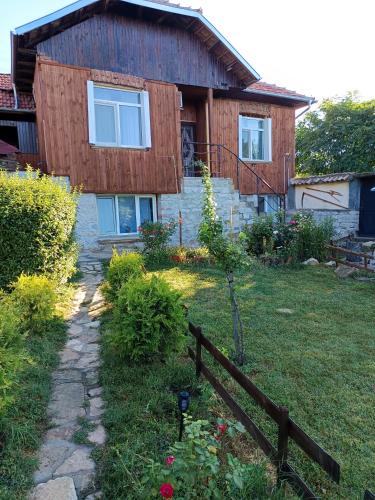 a house with a fence in front of it at Villa Nina in Kramolin in Kramolin