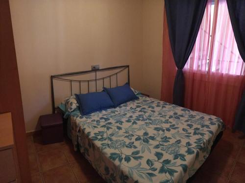 Apartamento con vistas a Mar en Lloret de Marにあるベッド